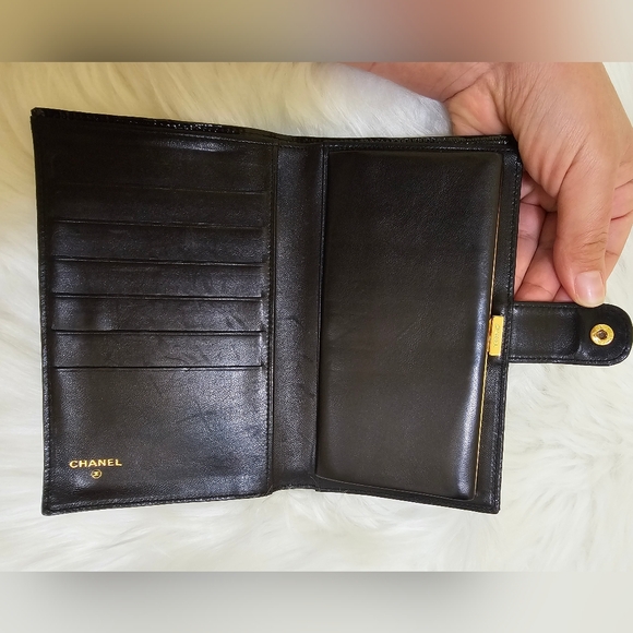 🎉🎉HOST PICK🎉🎉CHANEL CC Logo Patent Leather Long Bifold Wallet Black - Picture 8 of 15